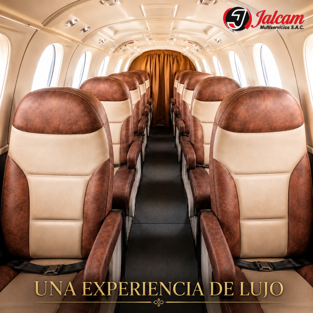 Interior de aeronave con asientos tapizados en beige y marrón